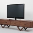 Dansk møbelproducent. Lavt TV bord i valnød.