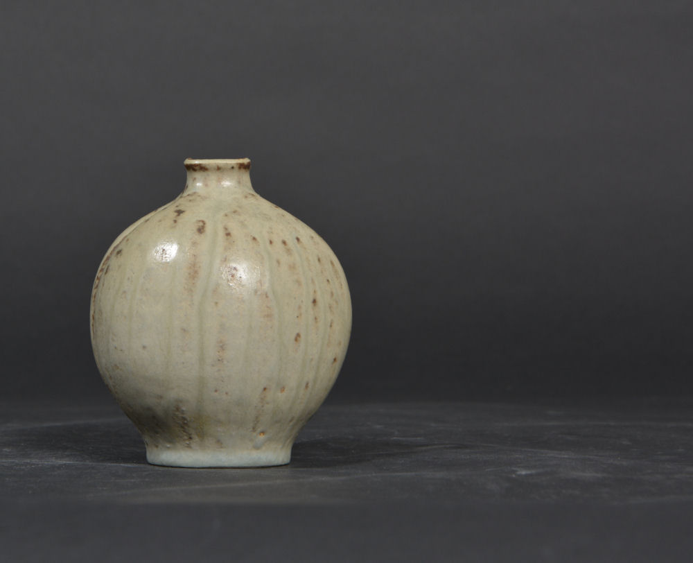Arne Bang. Vase, organisk form m/ riller, stentøj, nr. 54 | Lauritz.com