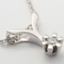 Solitaire brillantved af 14 kt. guld, ca. 0.10 ct. dertil en kæde af sterling sølv
