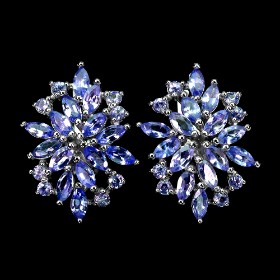 Earrings in rhodium-plated sterling silver adorned with tanzanites.