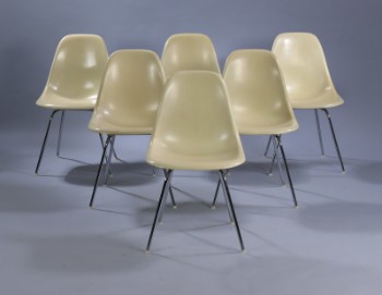 Charles Eames. Et sæt på seks skalstole, model DSX. hvid glasfiber (6)