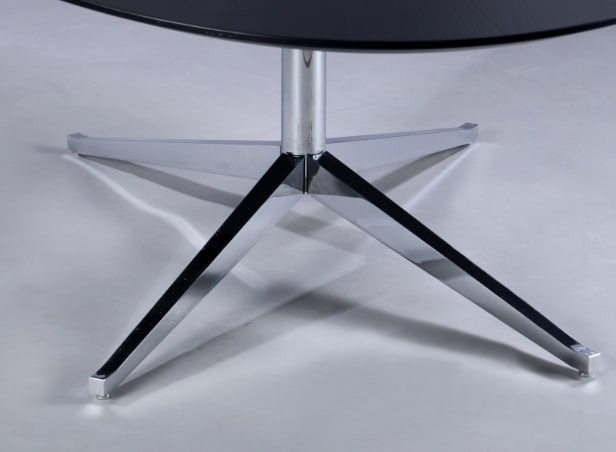 Florence Knoll. Spisebord/konferencebord, oval plade af sortlasseret træ.