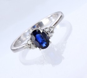 Safir- og diamantring i 18 kt. hvidguld