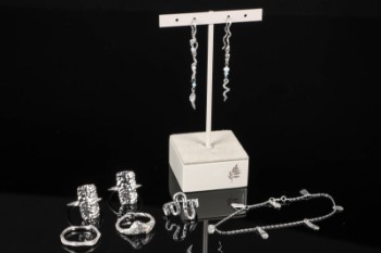 Maanesten. Samling smykker af sølv (8)