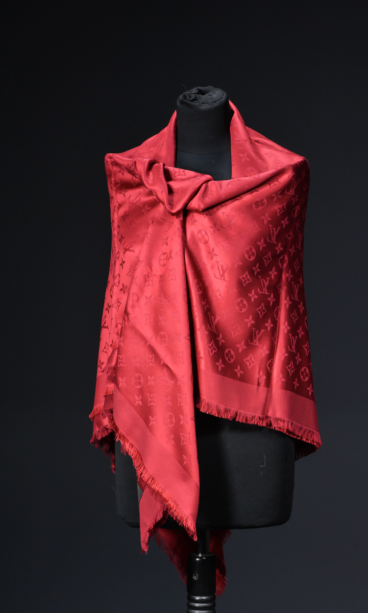 Louis Vuitton rødt monogram sjal - silke og uld | Lauritz.com