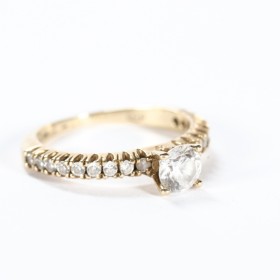 Solitaire ring af 8 kt guld m/ hvide similisten.