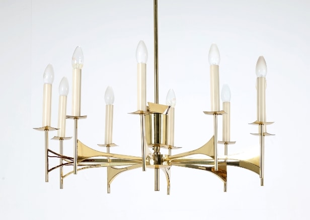 Gaetano Sciolari? or his manner: A pair of 10-armed chandeliers with brass frames. Mont. for electricity. Approx. 1970.
