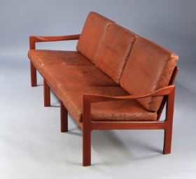 Illum Wikkelsø. Trepers sofa i teak, model 20, brunt læder.