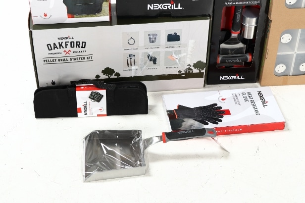 Nexgrill. En samling grill-udstyr mm. (9)
