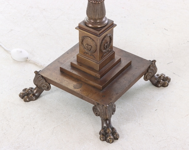 Floor lamp on lion feet