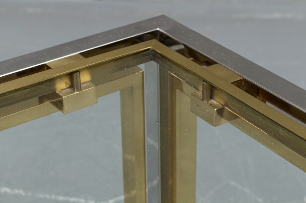 Sofabord af forkromet stål samt messing, bordplade af glas 