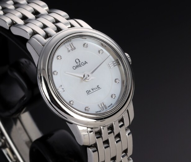 Omega 'De Ville Prestige'. Dameur i stål med brillantbesat perlemorsskive - boks + cert. 2019