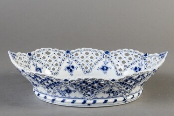 Royal Copenhagen. Musselmalet, helblonde. Brødkurv nr. 1002, 1. sort
