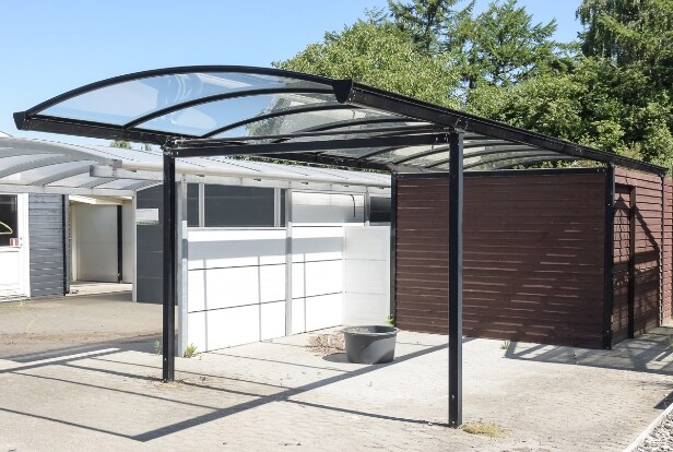Pavillon Danmark. Carport af pulverlakeret aluminium med redskabsskur af træ