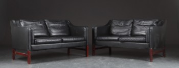 Takashi Okamura og Erik Marquardsen. Par sofaer betrukket med sort læder (2)