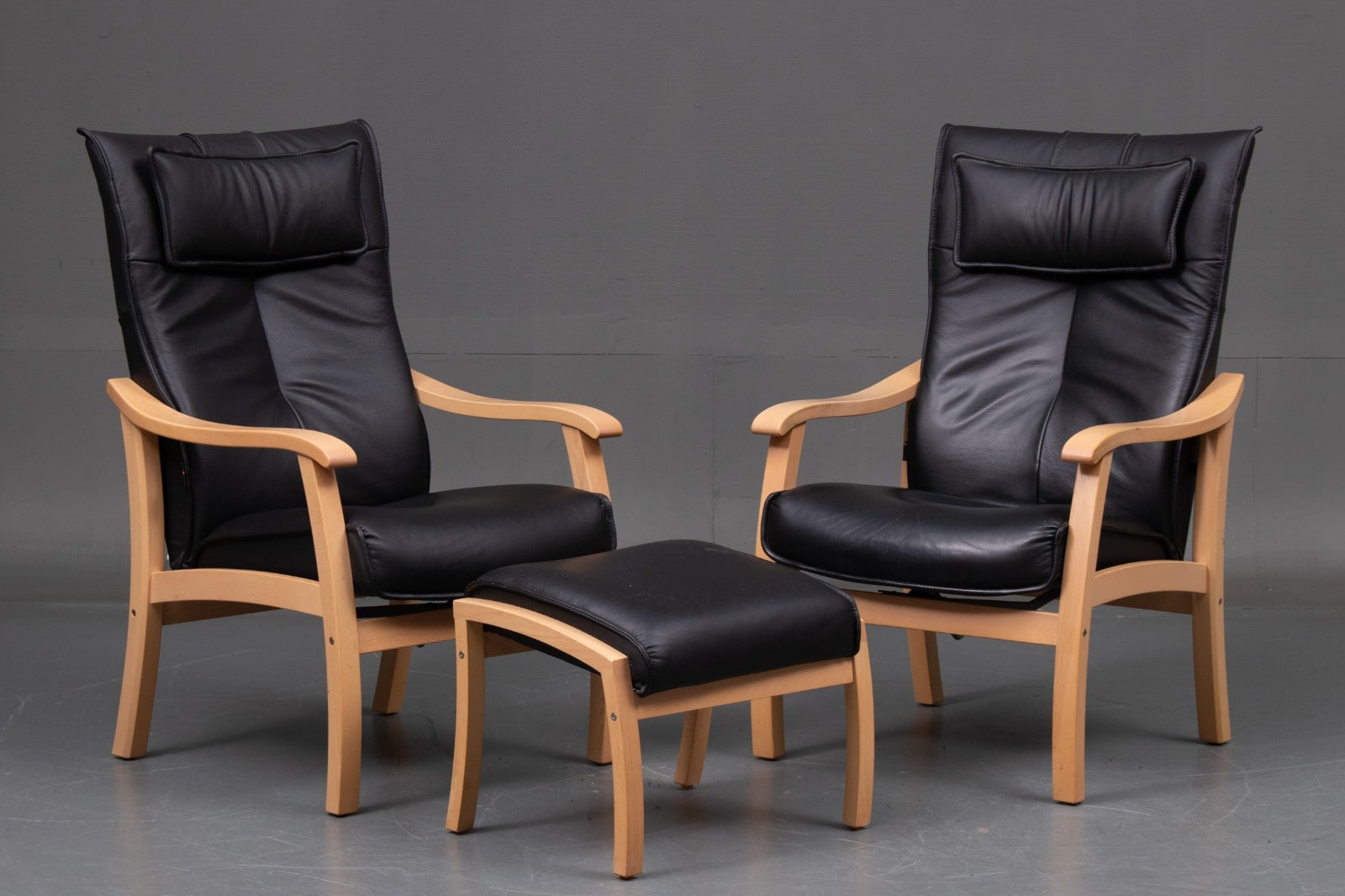 Nordic Easy Chair, Par lænestole samt en skammel, af bøg. (3)