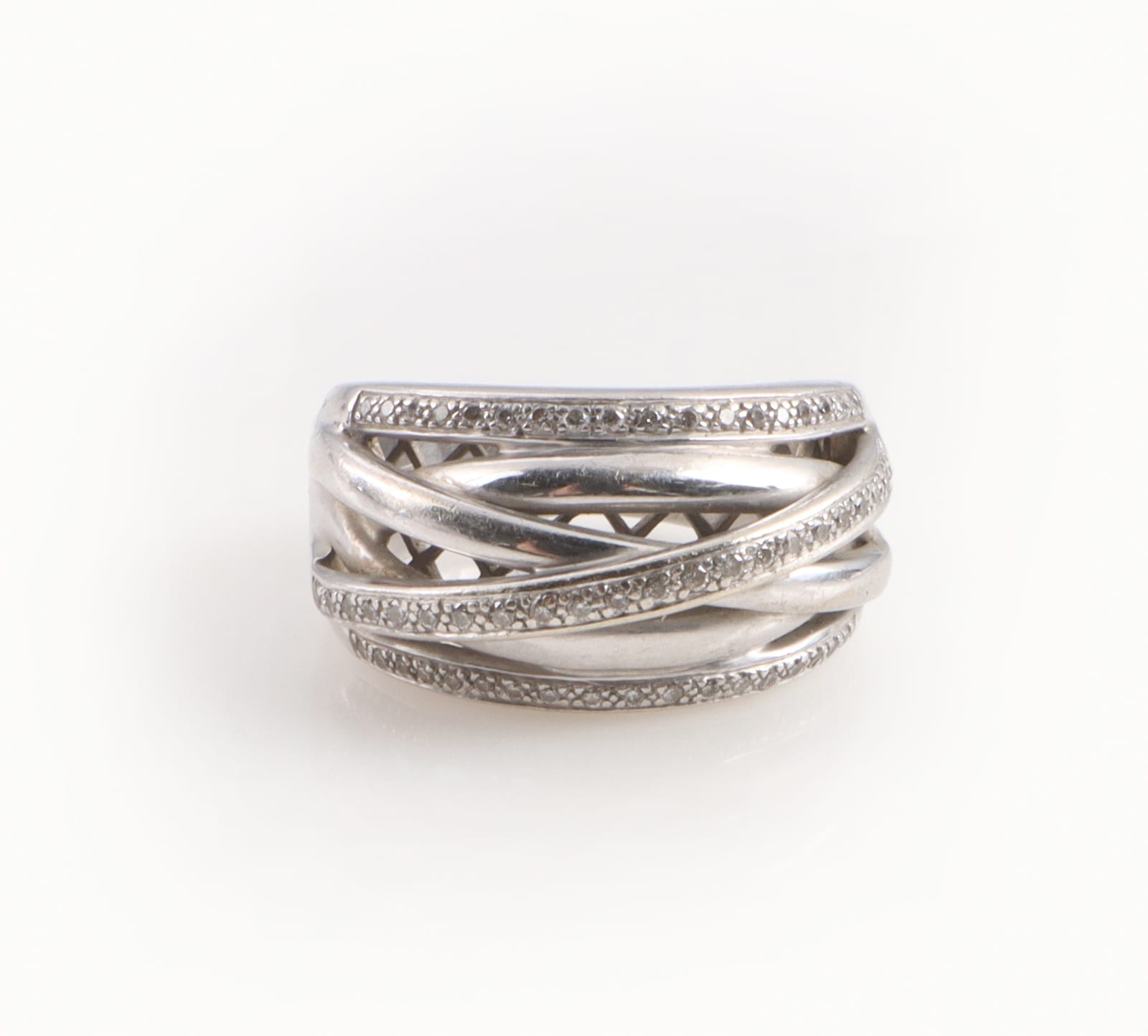 Cross-over diamond ring in 14 kt. white gold, total approx. 0.30 ct.
