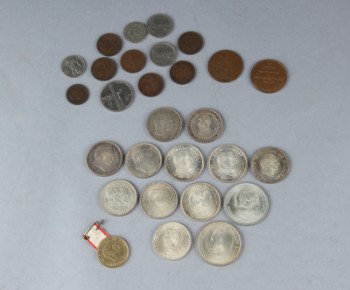 En samling mønter i sølv m.m.
