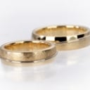 Scrouples. Et par rustikke forlovelses-/ vielsesringe af delvis satineret 14 kt. guld, ca. 20,3 g. (2)