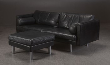 Mogens Hansen. Tre pers. sofa i læder, model 321 og puf (2)