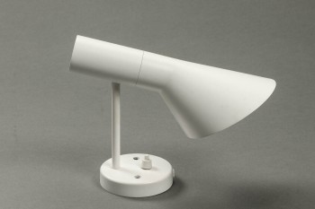 Arne Jacobsen for Louis Poulsen. AJ væglampe