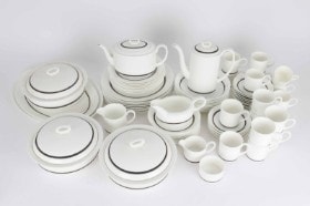 Wedgwood, spise-/kaffestel af porcelæn med kant i sort og sølv til 8 personer (58)