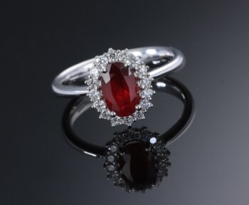 Mozambique rubin- og brillantrosetring af 18 kt. hvidguld - i alt ca. 2.03 ct. Medfølgende rapport på rubin