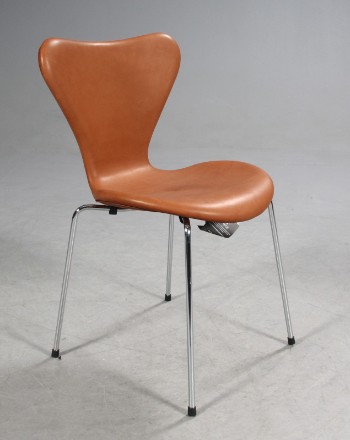 Arne Jacobsen. Syveren spisestol, cognacfarvet læder,  model 3107