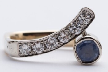 Ring af 14 kt guld med brillanter og safir 0.40 ct