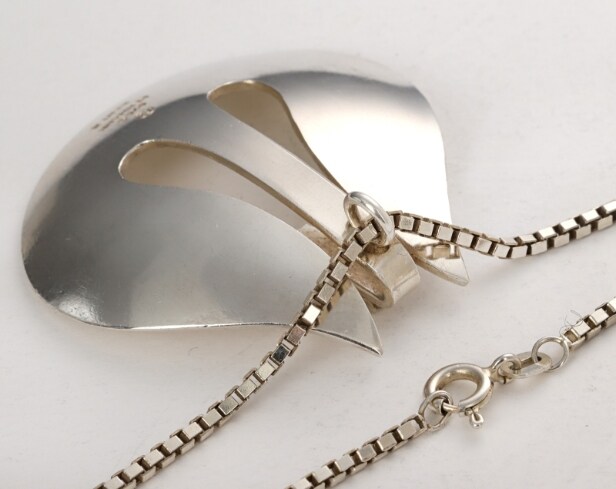Bent Knudsen, Kolding. Contemporary ring and pendant with chain in sterling silver (3)