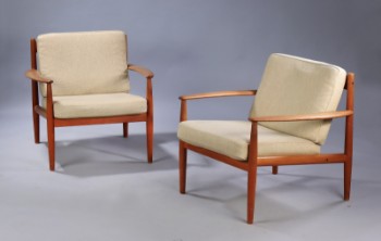 Grethe Jalk for France og Søn. Par lænestole af teaktræ, model 118. (2)