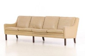 Dansk møbeldesign. Fire-pers. sofa, hvidt læder, 1960-70'erne