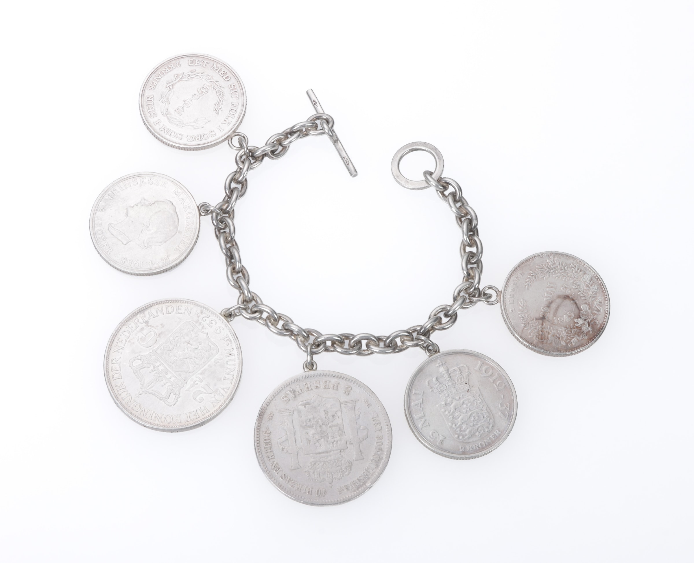Hugo Grün: A bracelet of sterling silver with silver coins. Weight 139.5 g. Length 19 cm.
