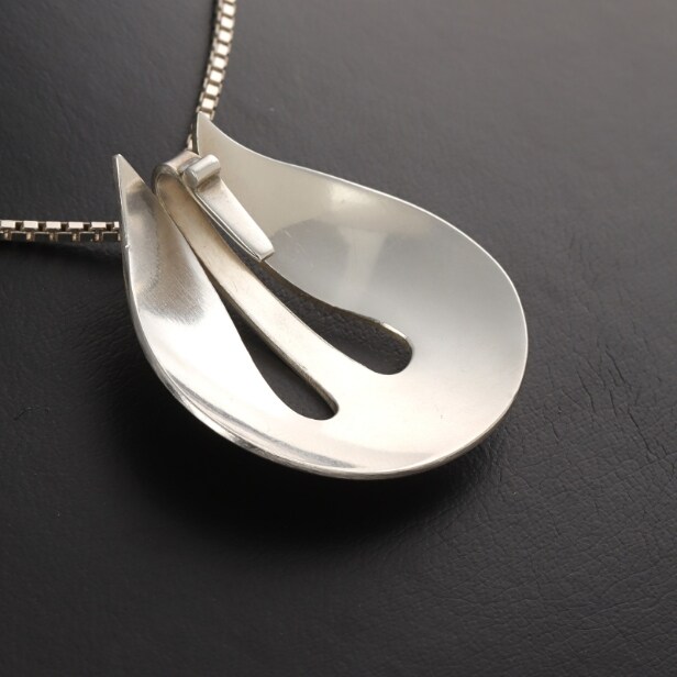 Bent Knudsen, Kolding. Contemporary ring and pendant with chain in sterling silver (3)
