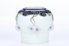 Fanny Garde for Bing & Grøndahl. Skønvirke vase af porcelæn