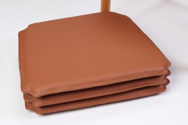Hyndesæt til 'Folkestolen', Børge Mogensen model J39. Cognac læder. (4)