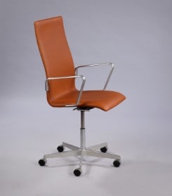 Arne Jacobsen. Oxford kontorstol, mellemhøj ryg, cognac anilinlæder