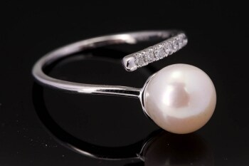 Diamonds By Frisenholm. Ring af 9 kt. hvidguld med ferskvandsperle og brillanter str. 55