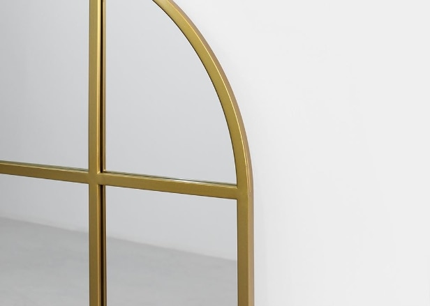 Mirror with curved top, gold-colored iron frame. 125x85 cm
