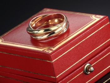 Les must de Cartier. Trinity ring i 18 kt. af trefarvet guld- etui og certifikat