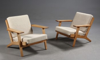 Hans J. Wegner. A pair of lounge chairs, Model GE-290, oak (2)