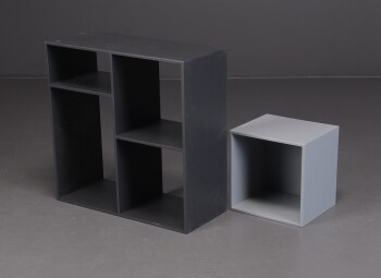 ATBO furniture. To reolmoduler i sort og grålakeret træ. (2)