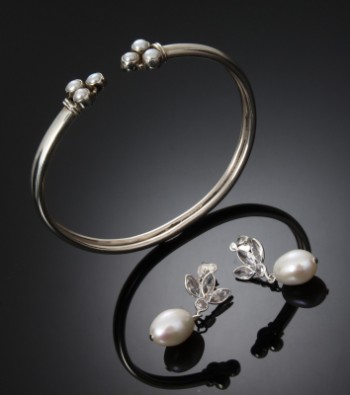 Smykkesæt: Armring og øreringe prydet med lyse perler og bjergkrystal (3)