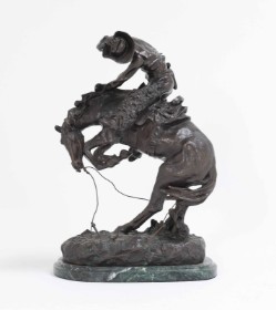 Frederic S. Remington: 'Rattlesnake'. Figur af patinere bronze.