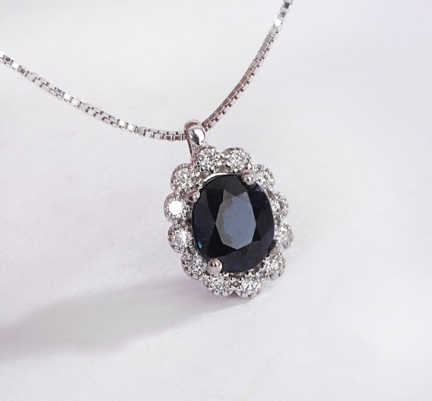 Sapphire and diamond rosette pendant and Venetian chain in 18 kt. white gold