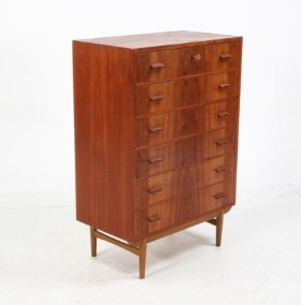 Carl Aage Skov for Munch's Møbelfabrik. Chest of drawers, teak / oak, 1960s