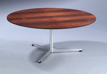 Arne Jacobsen. Cirkulært sofabord med plade af fineret palisander