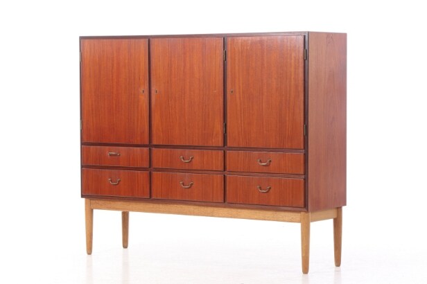 Skænk / dækketøjsskab af teak og eg, 1950-60'erne