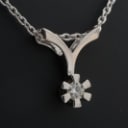 Solitaire brillantved af 14 kt. guld, ca. 0.10 ct. dertil en kæde af sterling sølv