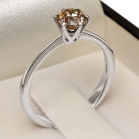 Brillant solitairering af 14 kt hvidguld, prydet med en gullig brun brillantsleben diamant, ca 0.76 ct